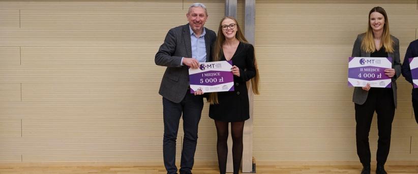 Finał pierwszej edycji konkursu 3MT® na PW - Natalia Izdebska z nagrodą za I miejsce oraz Prorektor ds. Nauki prof. Mariusz Malinowski Finał pierwszej edycji konkursu 3MT® na PW - Natalia Izdebska z nagrodą za I miejsce oraz Prorektor ds. Nauki prof. Mariusz Malinowski
