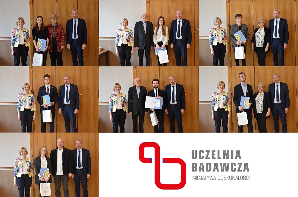Doktoranci podczas wręczania upominków.