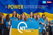 Grafika przedstawiająca grupę dziewczyn trzymających ukraińską flagę