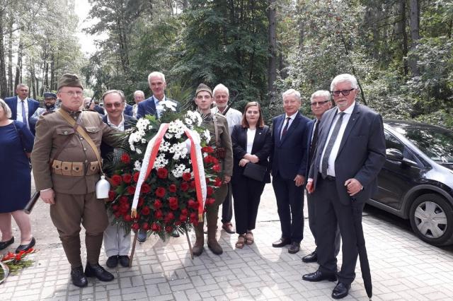 Zdjęcie uczestników obchodów rocznicy Bitwy Warszawskiej w Ossowie pod Wołominem