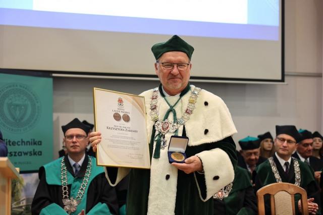 Zdjęcie przedstawia Rektora PW z medalem „Laude Probus”