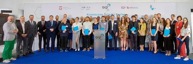 Zdjęcie przedstawia laureatów konkursu stażowego Polish Space Fellowship Program 