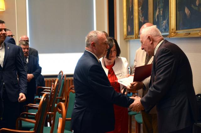 Zdjęcie przedstawia uroczystość wręczenia medalu prezydenta Gabriela Narutowicza