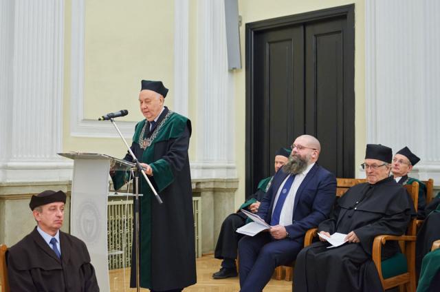Zdjęcie przedstawia stojącego przy mównicy profesora Władysława Wieczorka, Dziekana Wydziału Chemicznego PW