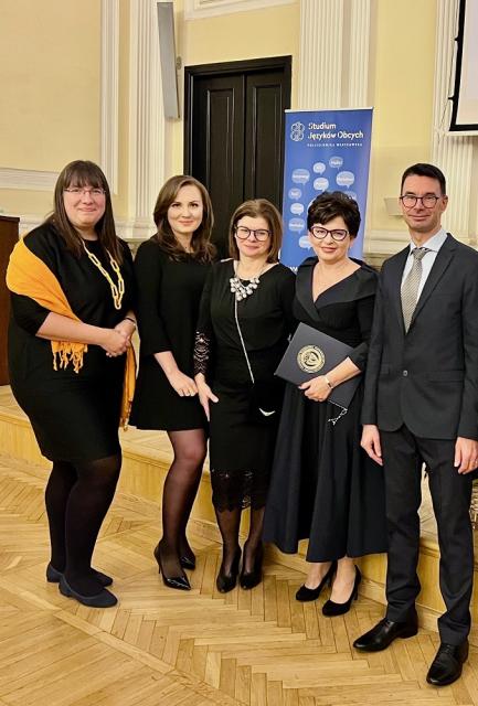 Zdjęcie przedstawia uczestników jubileuszu 70-lecia Studium Języków Obcych, Mała Aula PW