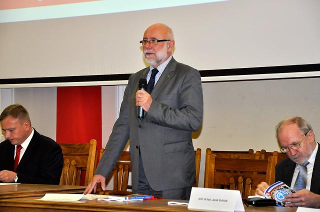 Prof. Jan Szmidt, Rektor Politechniki Warszawskiej podczas uroczystości otwarcia IWIS 2014