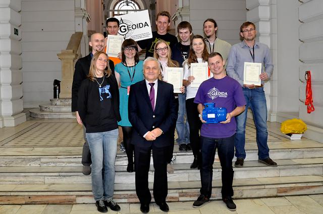 Stowarzyszenie Studentów GEOIDA oraz Koło Naukowe Geodezji i Kartografiii odbiera nagrodę na najlepszego wystawcę XI edycji Targów KONIK 2014. Paweł Wójcik, Prezes GEOIDY, pierwszy rząd z prawej strony, obok prof. Stanisława Wincenciaka, Prorektora ds. Rozwoju PW.