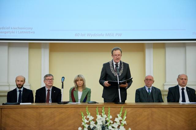 Zdjęcie przedstawia przemawiającego Dziekana Wydziału MEiL PW