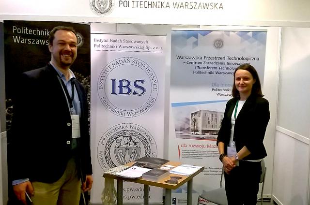 Stoisko Politechniki Warszawskiej zorganizowane w ramach Polskiego Kongresu Gospodarczego. Na zdjęciu od lewej Paweł Zych, IBS PW, Magdalena Lipka-Chudzik, Biuro Rozwoju i Projektów Strategicznych PW/ fot. KW