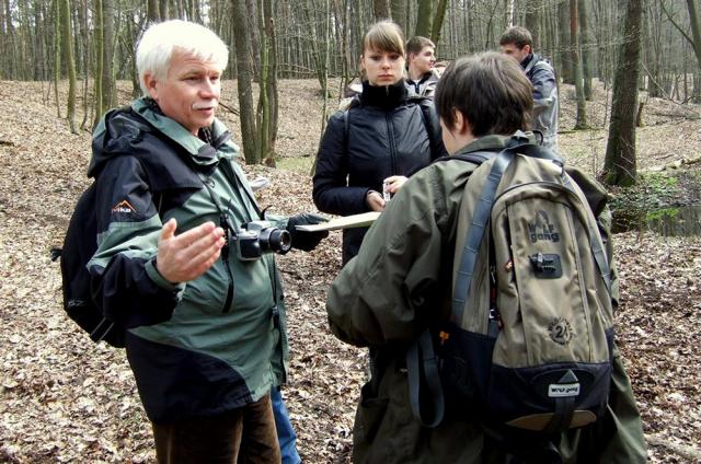 Zajęcia terenowe z dyplomantami kierunku „Ochrona Środowiska” – podczas inwentaryzacji fitosocjologicznej w Bolimowskim Parku Krajobrazowym/fot. ze zbiorów Zespołu Ochrony Powierzchni Ziemi