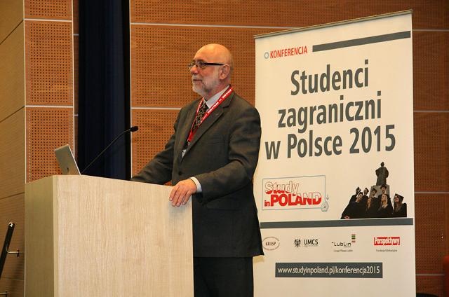 Prof. Jan Szmidt w trakcie wykładu na konferencji "Studenci zagraniczni w Polsce"/ fot. P. Kieraciński