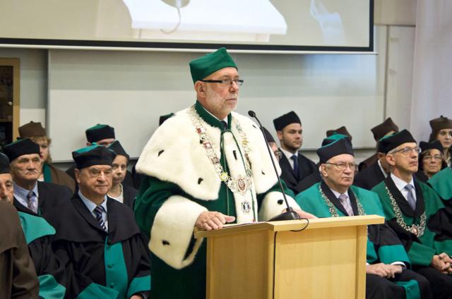 Prof. Jan Szmidt, Rektor Politechniki Warszawskiej podczas inauguracji roku akademickiego 2014/2015 Filii w Płocku