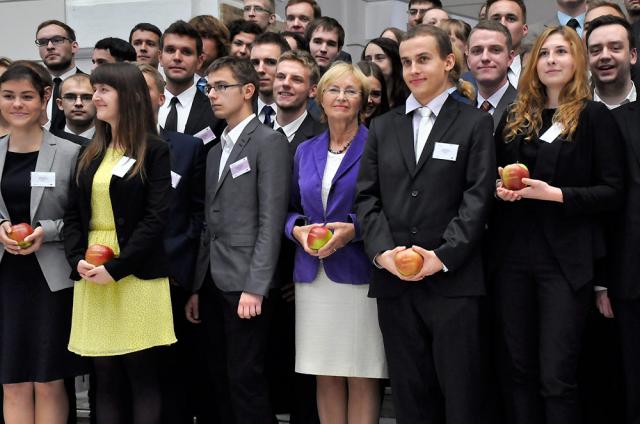 Prof. Lena Kolarska-Bobińska w otoczeniu laureatów