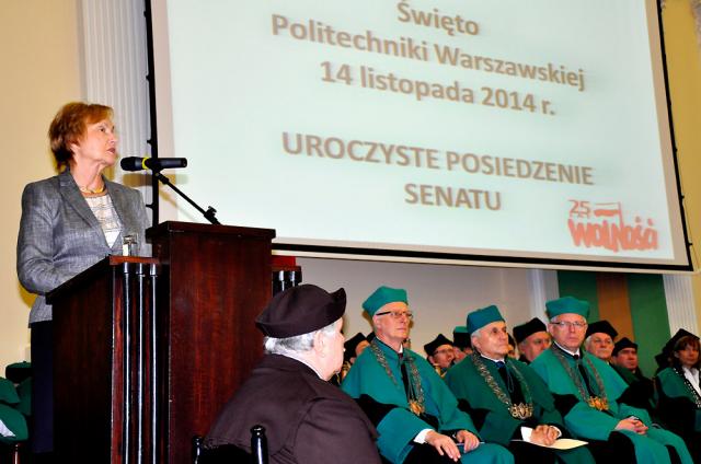 Prof. Lena Kolarska-Bobińska wygłasza przemówienie podczas Święta Politechniki 2014