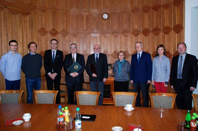 Od lewej: mgr inż. Bartosz Kossowski, dr Artur Marchewka, prof. Piotr Bogorodzki, prof. Adam Szewczyk, prof. Jan Szmidt, dr Ewa Piątkowska-Janko, prof. Rajmund Bacewicz, dr Katarzyna Jednoróg, prof. Krzysztof Zaremba.