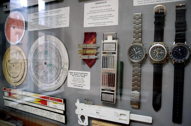 Gablota z ekspozycji Muzeum PW z suwakami m.in. w kształcie zegarków i spinek do krawata