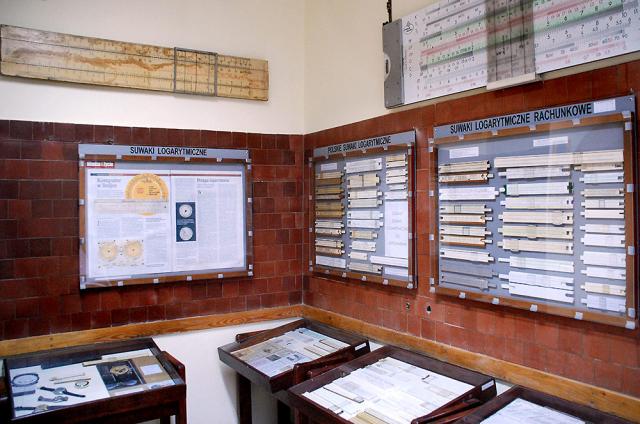 Póltorametrowy suwak dydaktyczny (lewa strona u góry) w zbiorach Muzeum PW