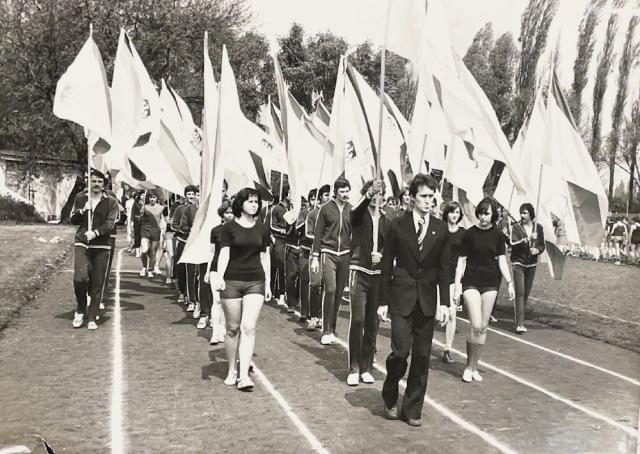 Studenci w czasie prezentacji drużyn przed zawodami