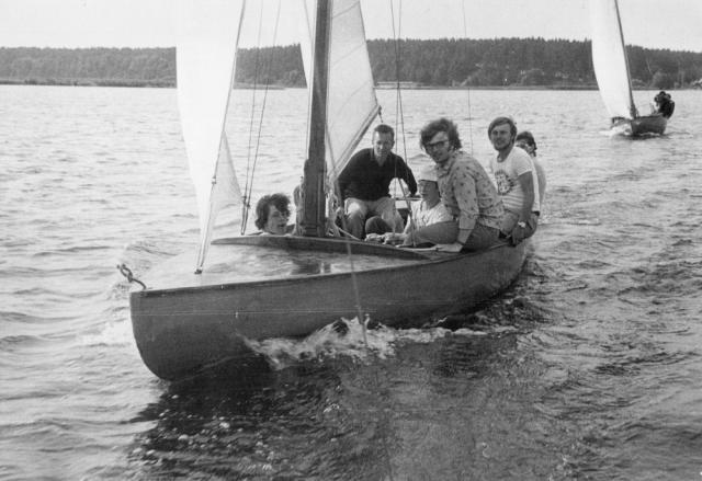 zdjęcie przedstawia łódkę na jeziorze w czasie obozu żeglarskiego PW