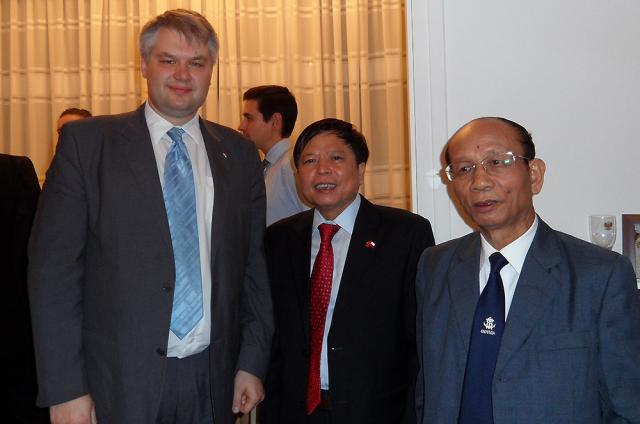 Łukasz Wojdyga, Dyrektor CWM PW (pierwszy od lewej) w Hanoi