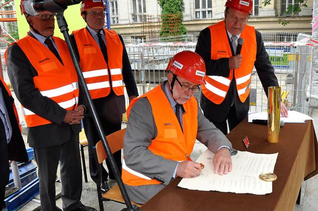 Prof. Jan Szmidt, Rektor Politechniki Warszawskiej podczas uroczystości wmurowania Aktu Erekcyjnego Nowej Kreślarni