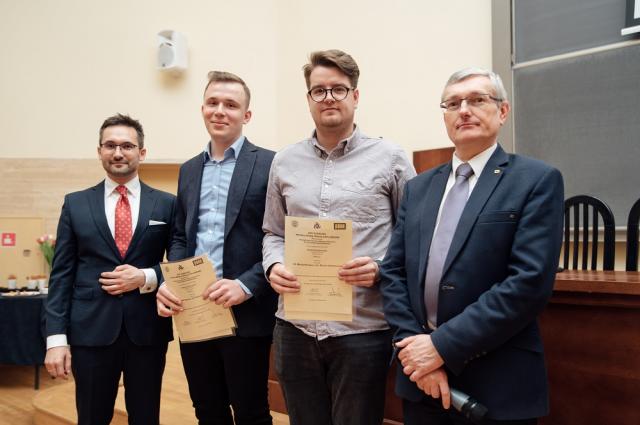 Zdjęcie laureatów konkursu i władz Wydziału Samochodów i Maszyn Roboczych