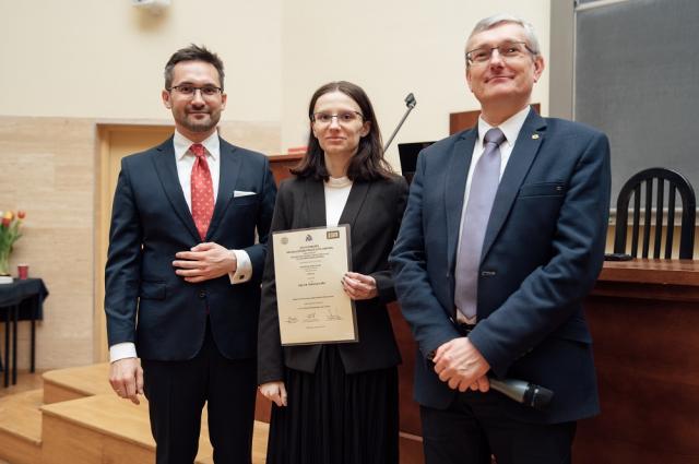 Zdjęcie laureatki konkursu i władz Wydziału Samochodów i Maszyn Roboczych