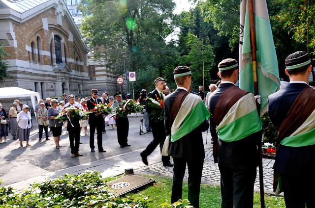 Złożenie kwiatów pod pomnikiem"Golskiego"