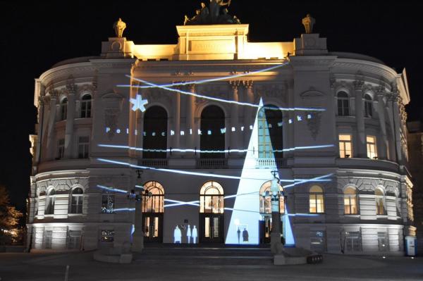 Zdjęcie przedstawia świąteczną iluminację Gmachu Głównego PW Zdjęcie przedstawia świąteczną iluminację Gmachu Głównego PW