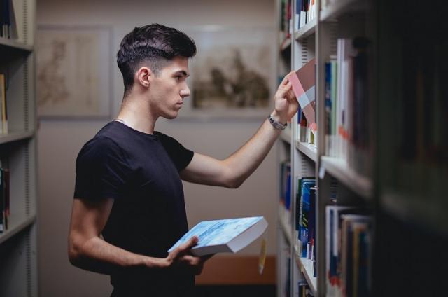 Zdjęcie mężczyzny w bibliotece