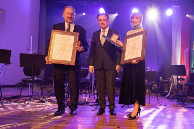 Zdjęcie przedstawia Rektora PW prof. Krzysztofa Zarembę oraz Prorektor Politechniki Warszawskiej ds. Filii w Płocku prof. Renatę Walczak otrzymujących Medal pamiątkowy „Pro Masovia” z rąk Marszałka Województwa Mazowieckiego Adam Struzik 