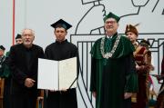 Zdjęcie przedstawia prof. Mirosława Karpierza na scenie z osobami odbierającymi dyplom
